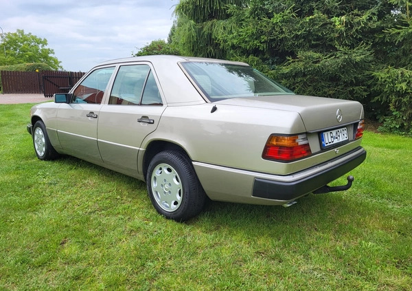 Mercedes-Benz W124 (1984-1993) cena 28000 przebieg: 424000, rok produkcji 1992 z Jastrowie małe 301